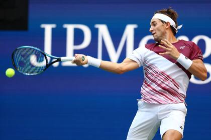 Casper Ruud lanza su drive a fondo. Lo espera Alcaraz en la final