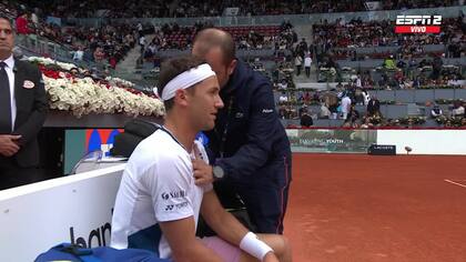 Casper Ruud recibe atención de un fisioterapeuta durante el encuentro con Francisco Cerúndolo en la semifinal del Masters 1000 de Madrid