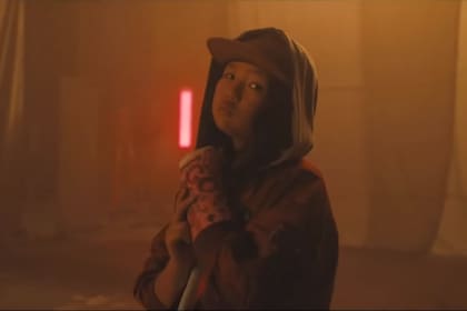 Cassandra Cain y su yeso marca Gotham