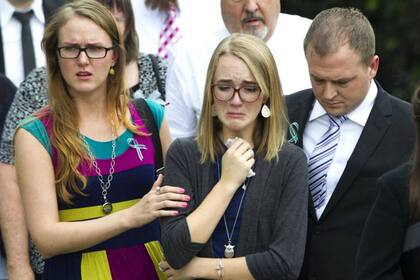 Cassidy (al centro) llora en la despedida de su familia