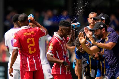 Cassius Mailula y Mohamed Moufid del Wydad de Marruecos se refrescan durante el partido contra Al Ain en el Mundial de Clubes