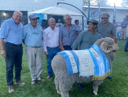 Castagnani junto a dirigentes y productores en Machinchao