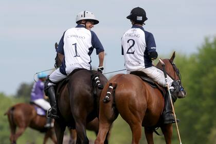 Castagnola y David Stirling, que fue compañero su padre en la temporada 2010 y lo saludó poco antes de que montara para debutar en el máximo nivel del polo.