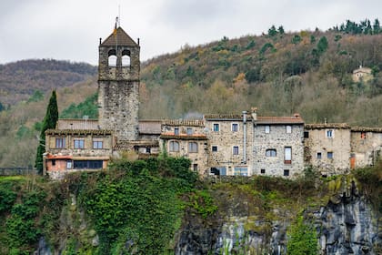La iglesia de San Salvador, ubicada en el extremo del risco, es uno de los puntos más representativos del pueblo