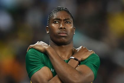 Caster Semenya dice que fue penalizada por sus naturalmente altos niveles de testoterona