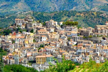 Castiglione est ubicado a 650 metros sobre una colina