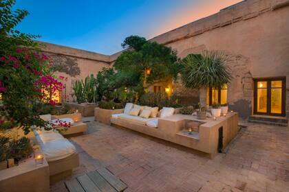 El castillo, que se construyó en 1764, tiene una batería para cuatro cañones por orden del rey Carlos III, para proteger y controlar posibles invasiones hacia las minas de plomo y oro de los corsarios otomanos