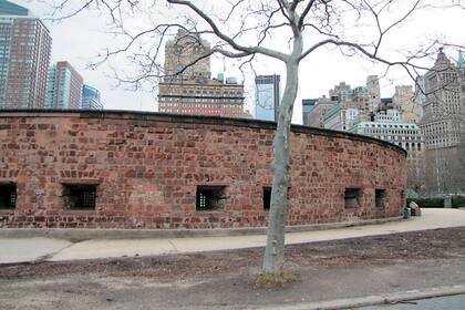 Castle Clinton. Es un monumento histórico nacional en Battery Park, construido como fuerte para defender a la ciudad