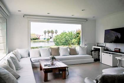 El living con vista a la laguna