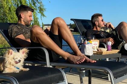 Marcelo y Lisandro López disfrutando de una tarde en el jardin