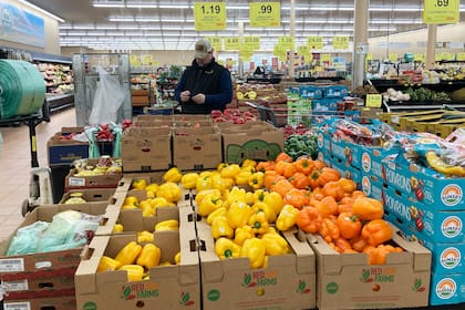 Castro abrió Todos Supermarket en 1990, en Woodbridge, Virginia
