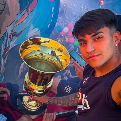 Castro con el trofeo de la Copa Italia ganada con Bolonia, en mayo, tras la victoria 1-0 ante Milan, en Roma; el club boloñés obtuvo el título luego de 51 años