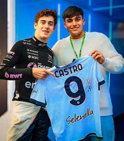 Castro le obsequió su camiseta a Franco Colapinto, en mayo pasado, durante el Gran Premio de Emilia Romagna de Fórmula 1