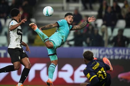 Castro, llevándose la pelota como puede ante Sascha Britschgi y Zion Suzuki, de Parma; desde que está en Italia dice que creció mucho en el aspecto físico y mental