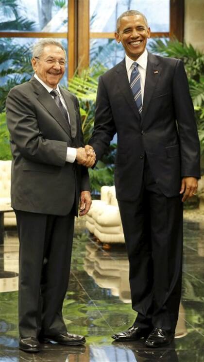 Castro y Obama se saludan en el Palacio de la Revolución
