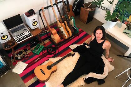 CATA RAYBAUD (34) @cataraybaud Barrio: Villa Elisa. ¿Qué te inspiró la cuarentena? “Estuve estudiando bajo y tomando clases de protools. Volví a componer. También armé un taller de autogestión para artistas”.