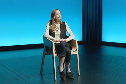 Catalina Escobar dedica su vida a mejorar las condiciones de las jóvenes en situación de vulnerabilidad, impulsando políticas públicas y programas de apoyo para combatir la violencia y la explotación