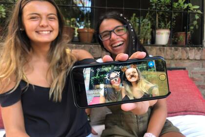 Catalina Munuce junto a su amiga Catalina Massoud, ambas de 16 años, jugando con los filtros de las fotos en Snapchat