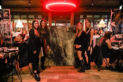 Catalina juntos a sus amigas.