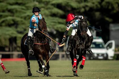 Catalina Lavinia fue la mejor de la segunda semifinal; en esta acción supera a Camila Rossi, argentina nacionalizada italiana.