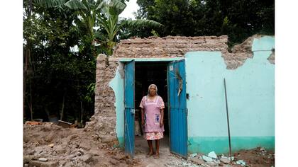 Catalina Martínez, de 78 años, ama de casa, en la puerta de su casa después del terremoto en San José Platanar