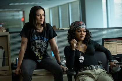 Catalina Sandino Moreno como la detective Lolo Salazar y Teyana Taylor en el film The Rip