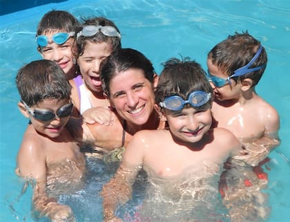 Catalina Schefer tiene 5 hijos; recurrió a una enfermera por la noche cuando llegaron los mellizos