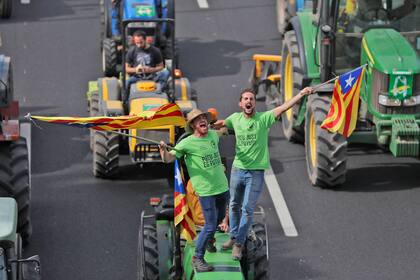 Manifestantes ingresan a la ciudad en tractores.