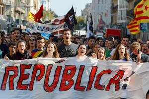 Alentados por su gobierno, radicales separatistas toman las calles de Cataluña