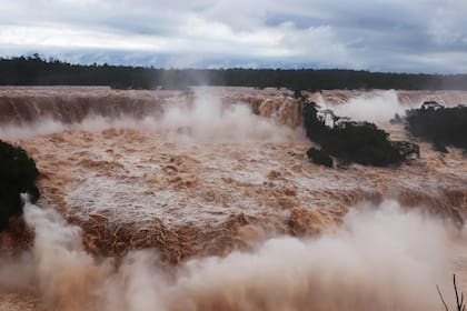  La histórica crecida del río Iguazú, producto de las intensas lluvias, provocó daños significativos en las pasarelas 