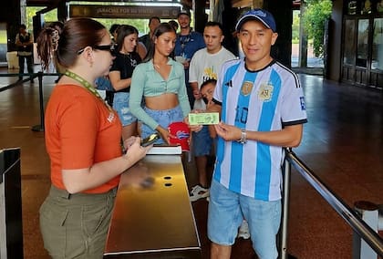 Cataratas recibió anteayer al primer visitante del año; se trata de la familia Cortez Barrera, compuesta por seis integrantes provenientes de Río Negro y Colombia
