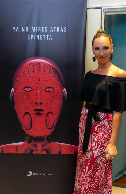 Catarina Spinetta en la presentación del nuevo álbum póstumo de Luis Alberto Spinetta, con la imagen que ilustra el álbum