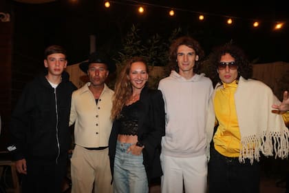 Catarina Spinetta estuvo alentando a sus hijos Ángelo y Benicio Mutti Spinetta (a su izquierda), que se presentaron en un reconocido restó de José Ignacio con su agrupación musical Flu Os. A la derecha de la DJ y actriz están el relacionista público Gaby Álvarez y Justino, el heredero menor de Catarina y Nahuel Mutti