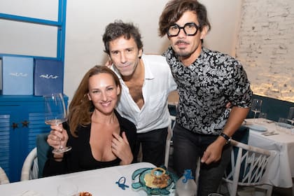 Catarina Spinetta junto a su novio, Andrés Mercau, y el productor Gastón Portal