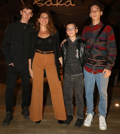 Catarina Spinetta junto a sus hijos Benicio Justino y Ángelo en una postal del 2022