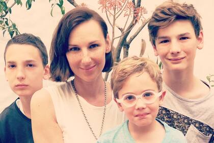 Catarina Spinetta junto a sus tres hijo, Angelo, Benicio y Justino (Foto Instagram @catarinaspinetta)