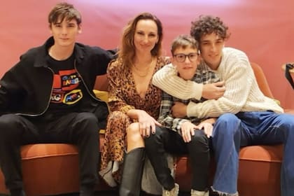 Catarina Spinetta junto a sus tres hijos, Ángelo, Justino y Benicio, fruto de su relación con el actor Nahuel Mutti (Foto: Instagram @catarinaspinetta)