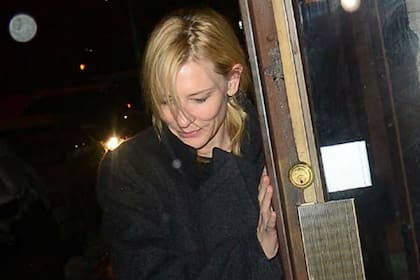Cate Blanchett  al salir del hogar de la pareja de Philip Seymour Hoffman, Mimi ODonnell, tras la muerte del actor