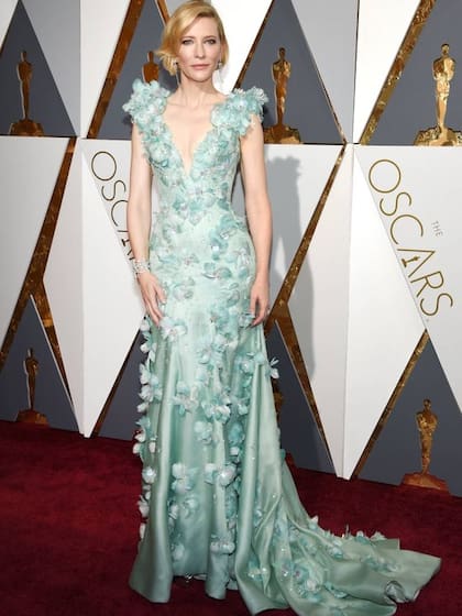 Cate Blanchett apostó por un look romántico en 2016, con este vestido aguamarina con flores en relieve bordadas a lo largo de todo el diseño Armani