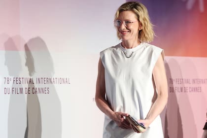 Acorde al contexto de su presentación y lejos de los looks a los que tiene habituado a su público, Blanchett optó por un diseño simple y sustentable que acompañó con unos lentes de marco color rosa y una gran sonrisa