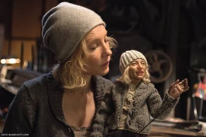 Cate Blanchett, en la escena de Manifesto en la que recita el Manifiesto Surrealista mientras construye una marioneta de ella misma. Foto: Gentileza Fundación Proa