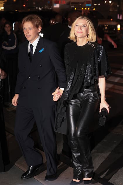 Cate Blanchett –muy canchera con pantalones de cuero y blusa con paillettes– fue con uno de sus cuatro hijos, Roman Upton.