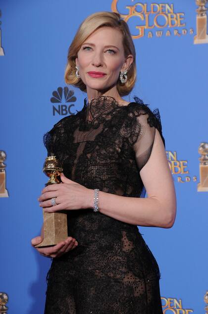 Cate Blanchett posa enfundada en un Armani Privé con el Globo de Oro que ganó por su trabajo en la película Blue Jasmine, en 2014