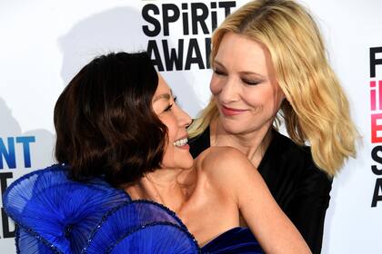 Cate Blanchett y Michelle Yeoh el último fin de semana en los Independent Spirit Awards, donde la actriz malaya se quedó con el lauro a la mejor actriz; hasta ahora, la australiana parecía encaminada a llevarse el premio