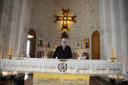 Varios de los objetos que componen esta catedral están hechos de cedro libanés, el árbol más importante en el Líbano. Una de las piezas más relevantes es la Cruz Maronita exhibida en el retablo del templo que está cubierta por un vitral en tonos degradé