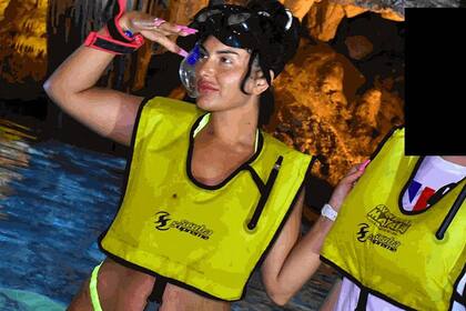 Catherine, en un cenote mexicano durante su viaje de lujo