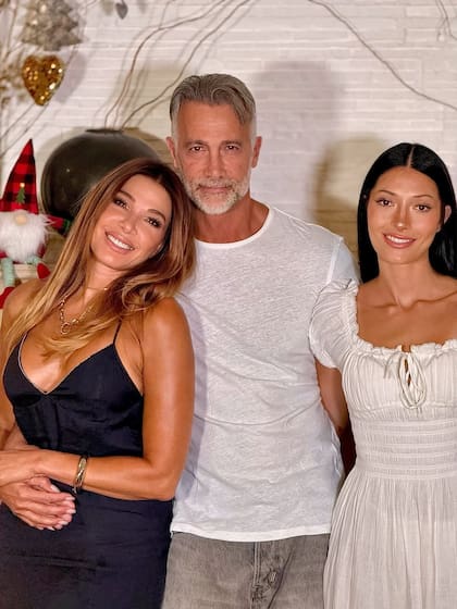 Catherine Fulop, Ova Sabatini y su hija menor, Tiziana, celebraron en familia. Esta vez, Oriana y Paulo Dybala no fueron de la partida; la actriz y cantante está cursando su primer embarazo y tiene fecha estimada para marzo