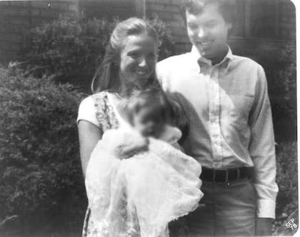 Cathleen y James Krauseneck junto a su pequeña hija Sara