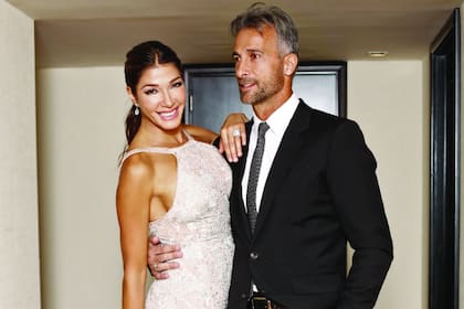 Cathy, espléndida con un diseño de Gabriel Lage y accesorios de Kallalith, posó junto a su marido, Osvaldo Sabatini. D