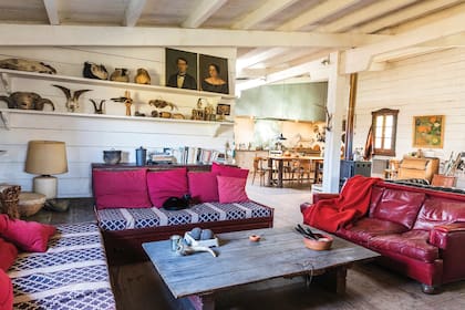 Cathy se ocupó de la ambientación, paredes blancas para mayor luminosidad y colores cálidos en muebles y objetos. Los pisos de toda la planta son de pino Oregón tratado con alquitrán y aceite.